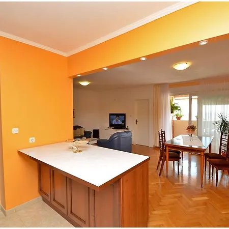 Laura Apartment *